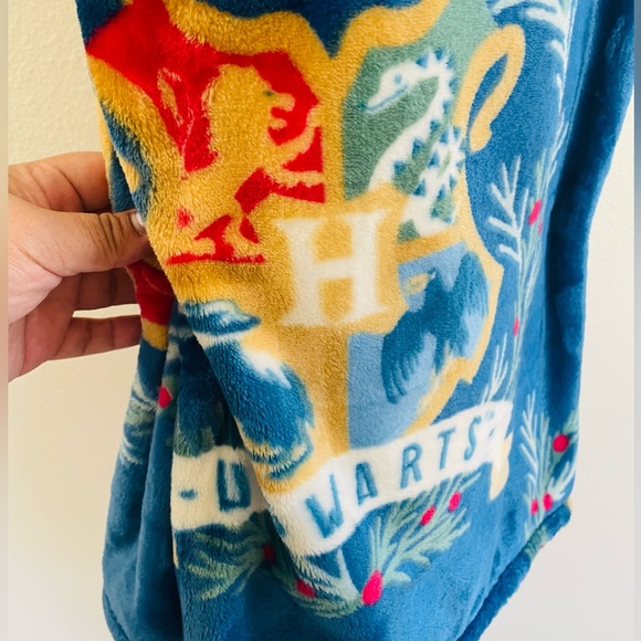 NEW Harry Potter Hogwarts Holiday Plush Throw Blanket Christmas gift - Picture 2 of 6